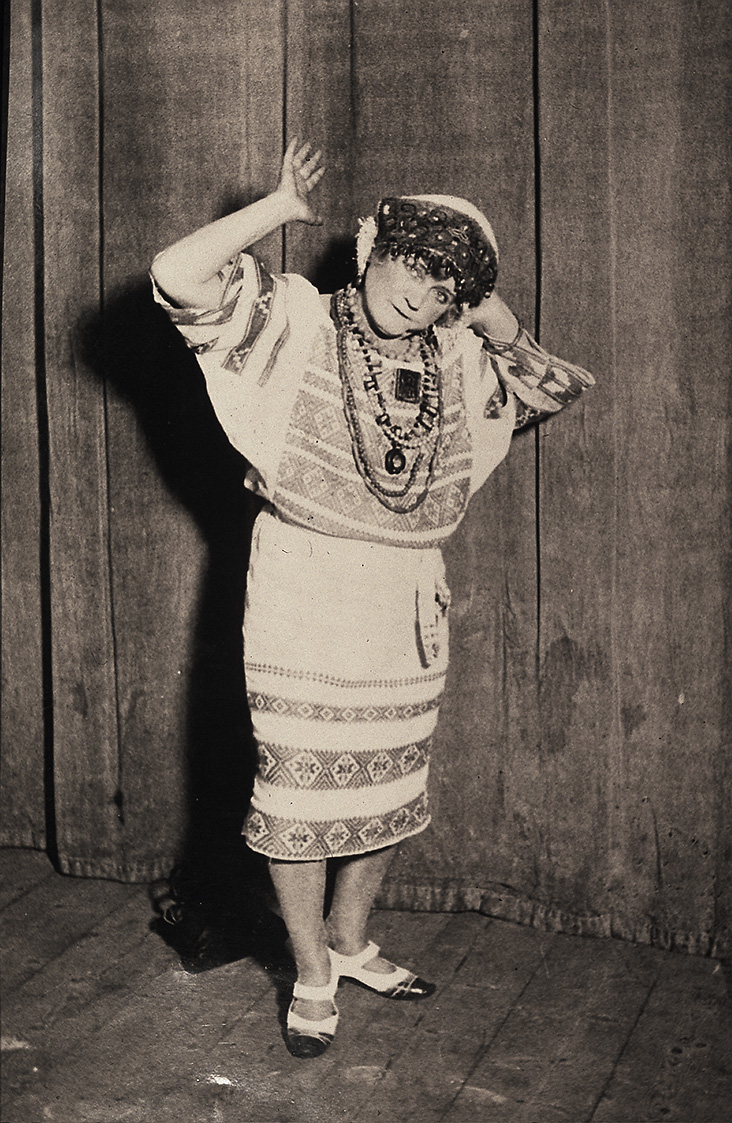 Marie Vassilieff en costume pour danse russe