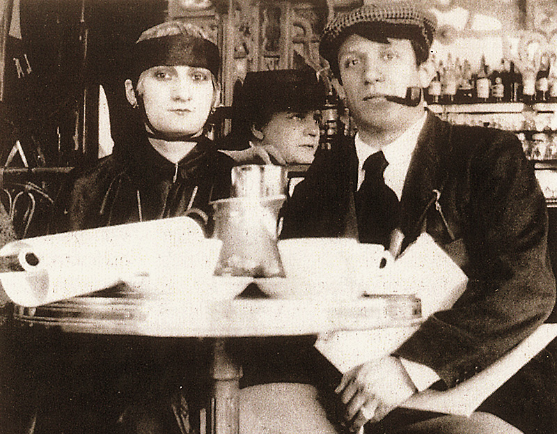 Marie Vassilieff avec Picasso et Paquerette, un modèle de chez Poiret, 1916